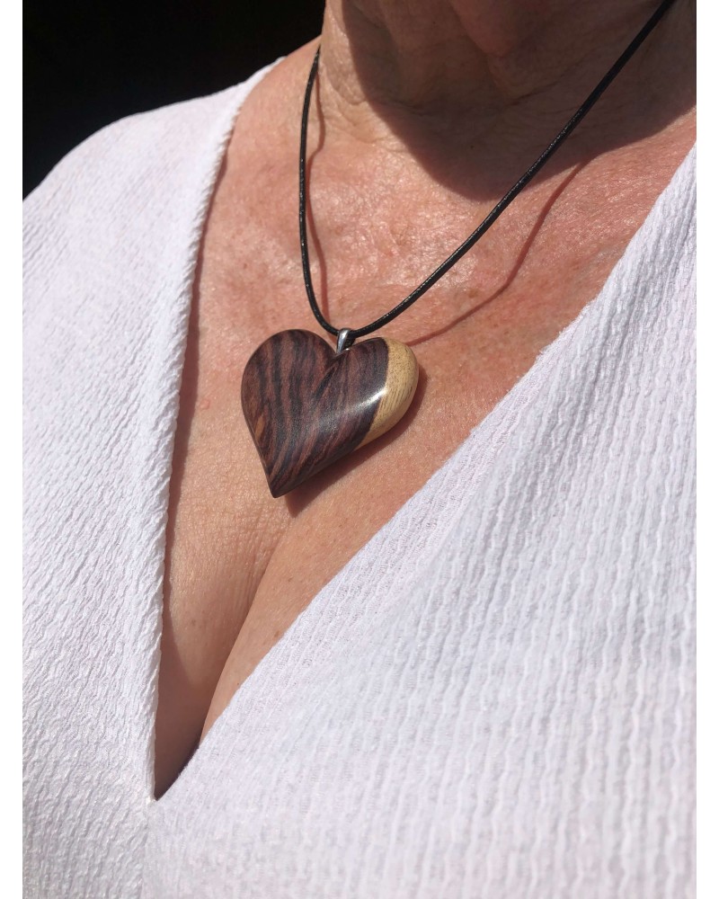 Collier Pendentif COEUR en BOIS DE VIOLETTE/ 08