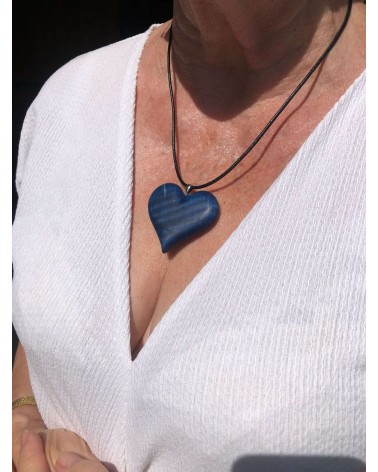 Collier Pendentif COEUR en MARRONNIER ONDÉ stabilisé bleu / 09