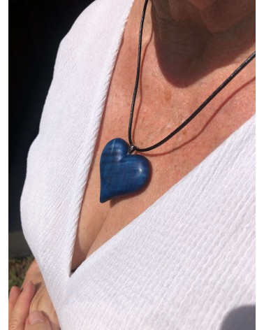 Collier Pendentif COEUR en MARRONNIER ONDÉ stabilisé bleu / 09